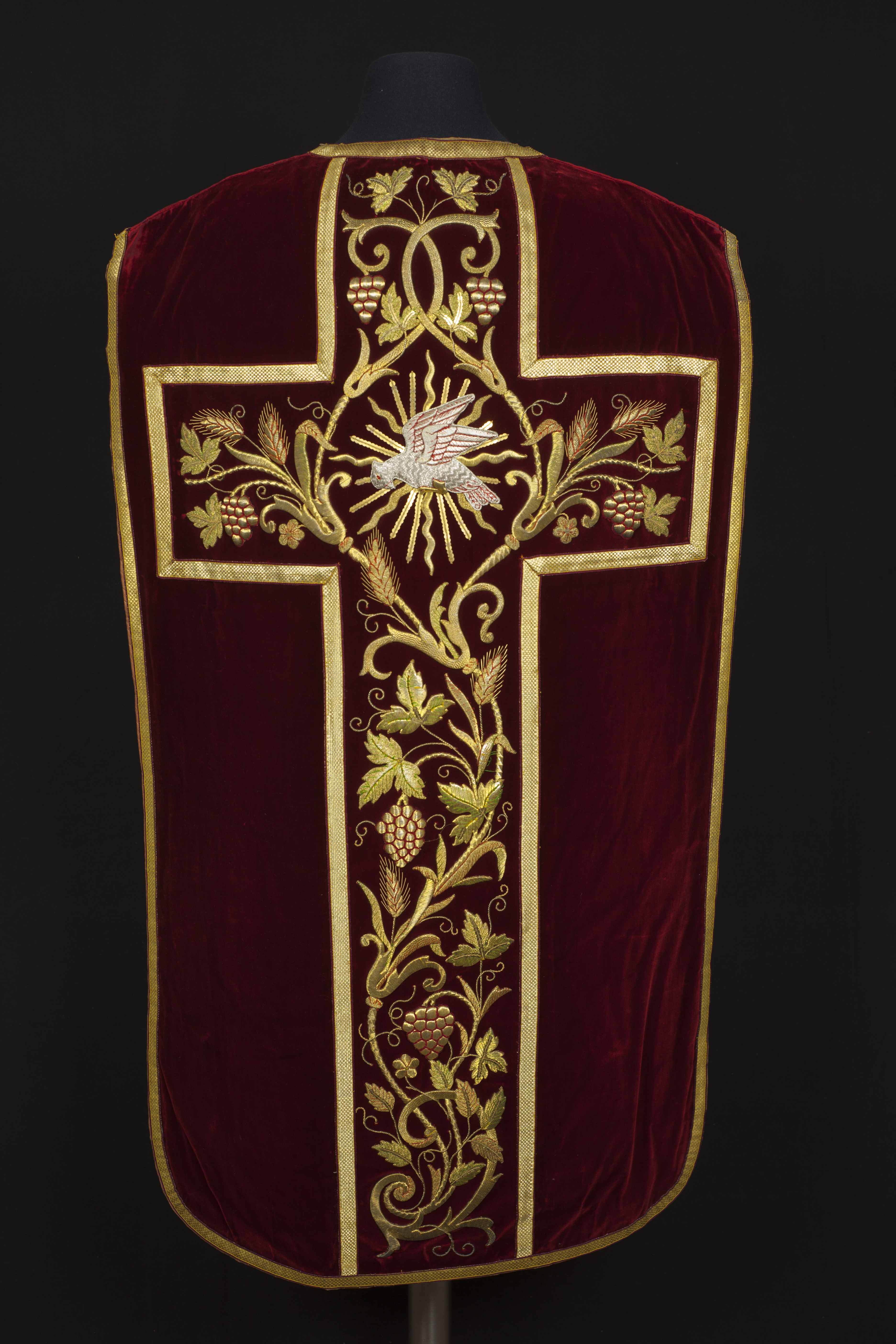Kazuifel met kelkvelum, bursa van rood fluweel