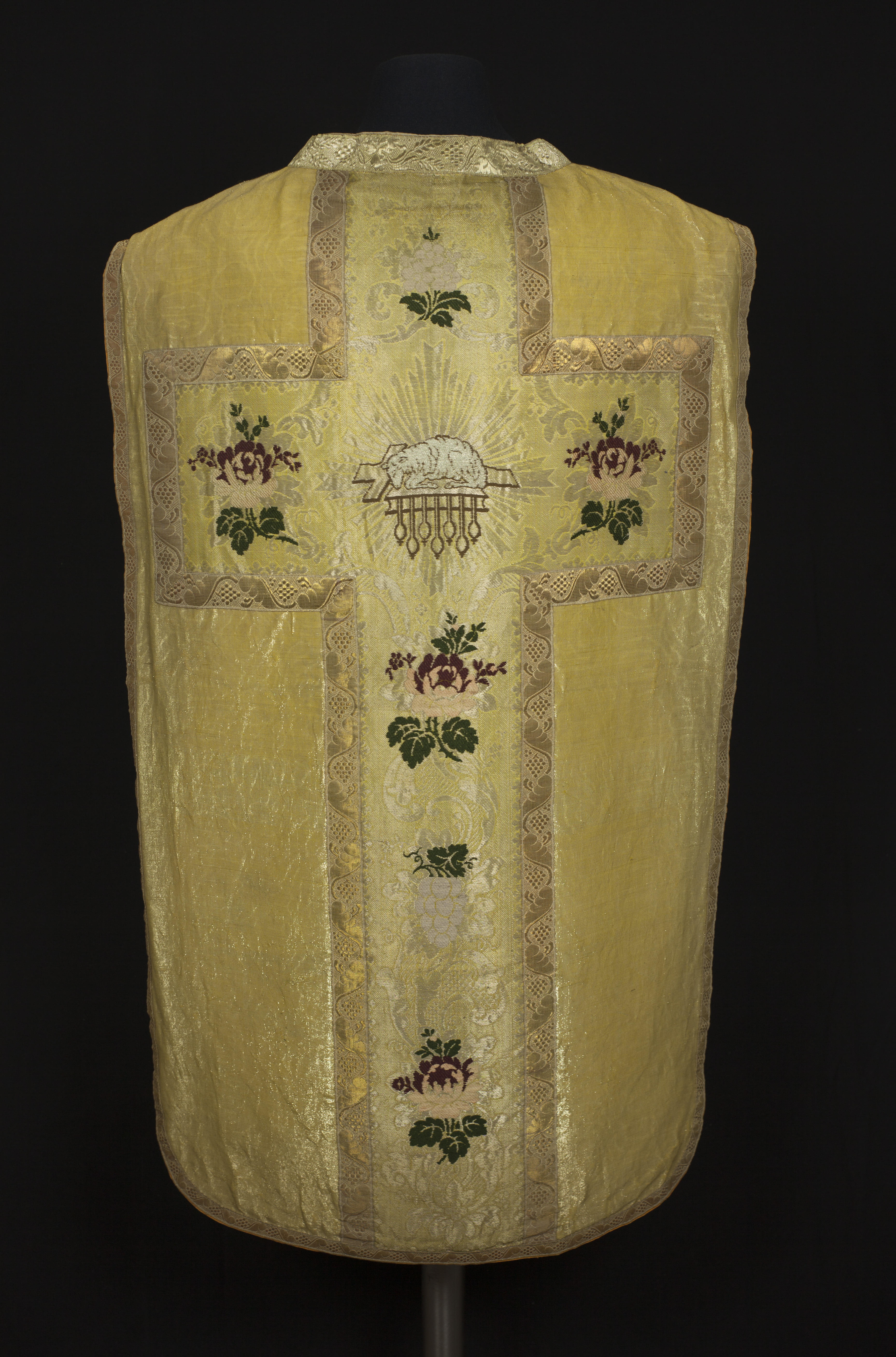 Driestel: kazuifel, dalmatiek, tuniek