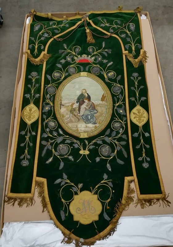 Vaandel groen fluweel met voorstelling van de Heilige Familie